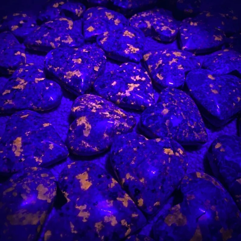 2" Heart Shape Emberlite UV Fluorescent Yooperlite Glowing Fire Rock Stone 1PCS