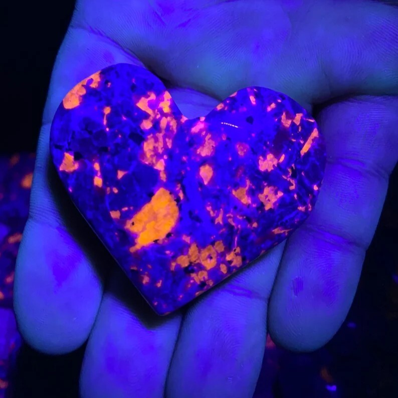 2" Heart Shape Emberlite UV Fluorescent Yooperlite Glowing Fire Rock Stone 1PCS